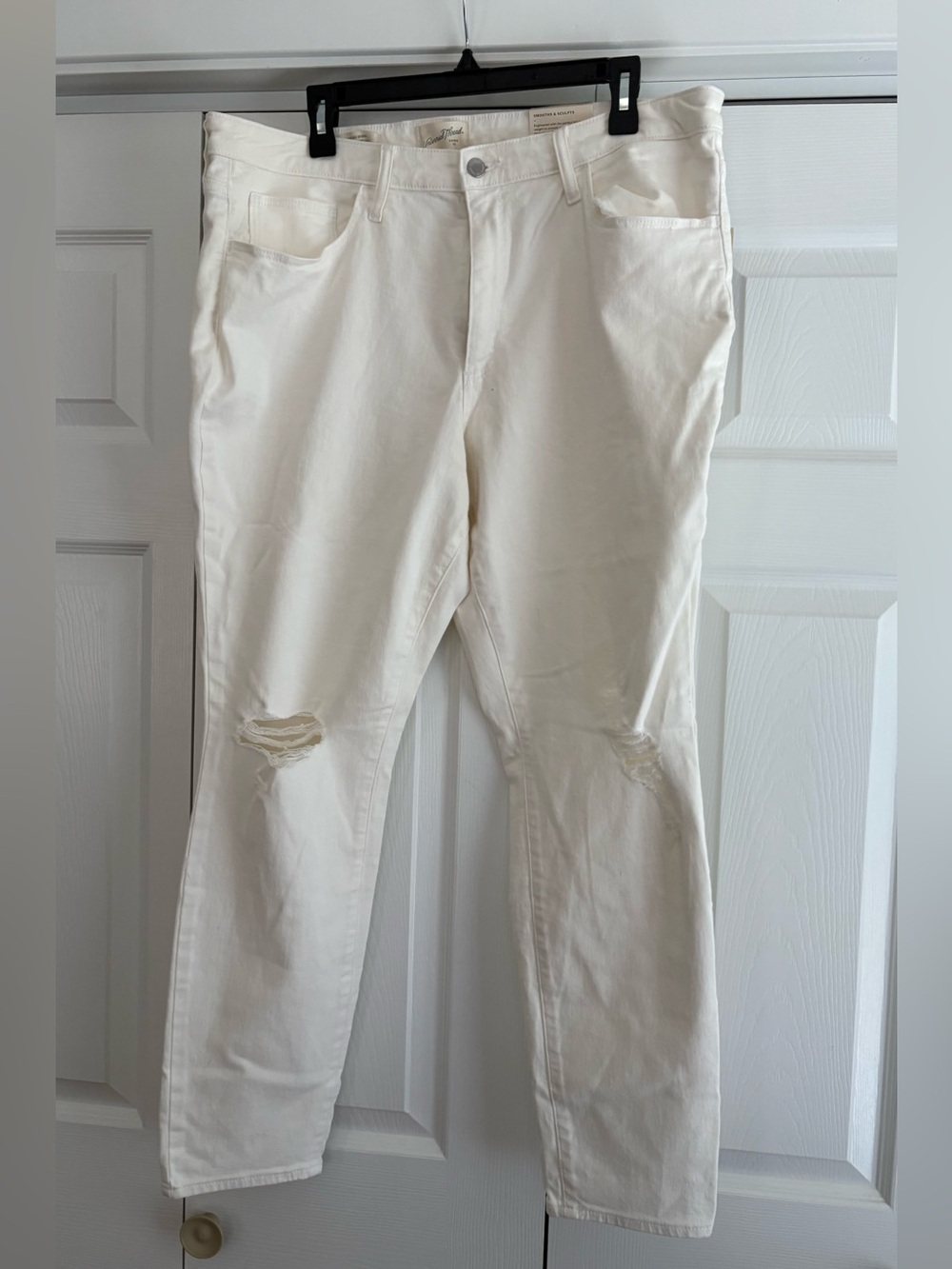 Universal Thread Women's Jeans.  Off white. Size 18. NWT